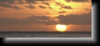 Ploumoguer (Kerhornou), le 29 nov. 2007
L'instant où le soleil embrasse la mer est à chaque fois
un spectacle émouvant...