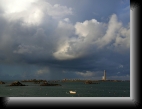 Plouguerneau (Lilia), le 4 déc. 2005
Ciel chaotique au dessus du phare de l'Ile Vierge.